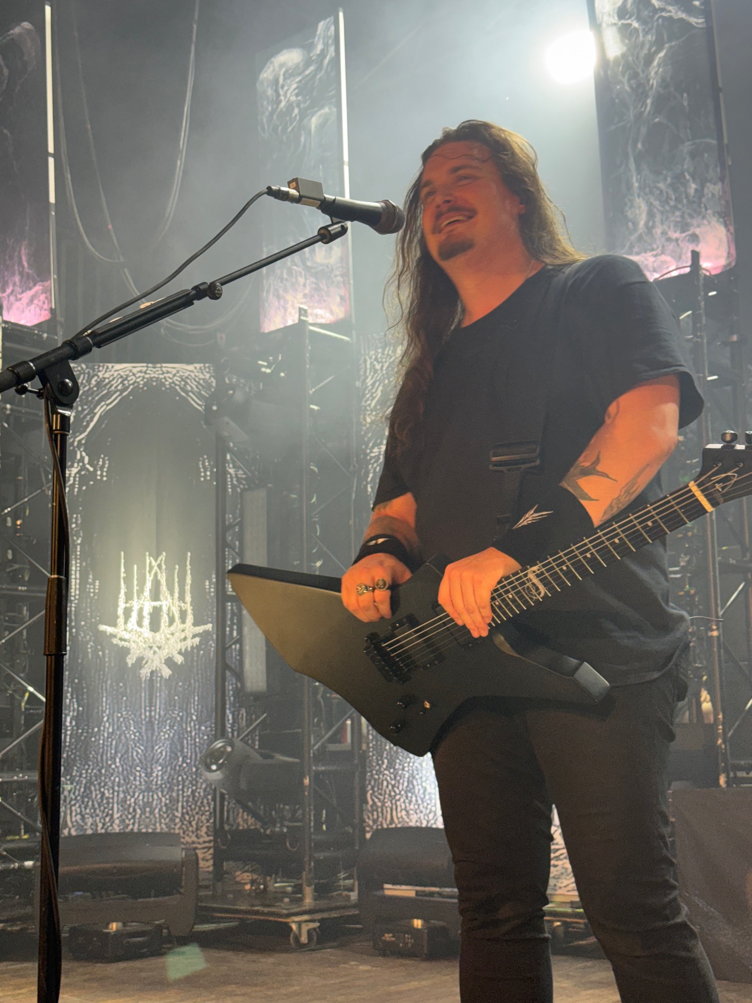Show photo 2